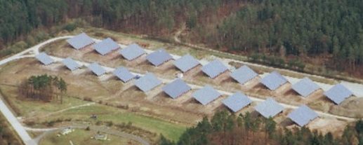 Luftaufnahme eines Solarparks mit langen Modulreihen