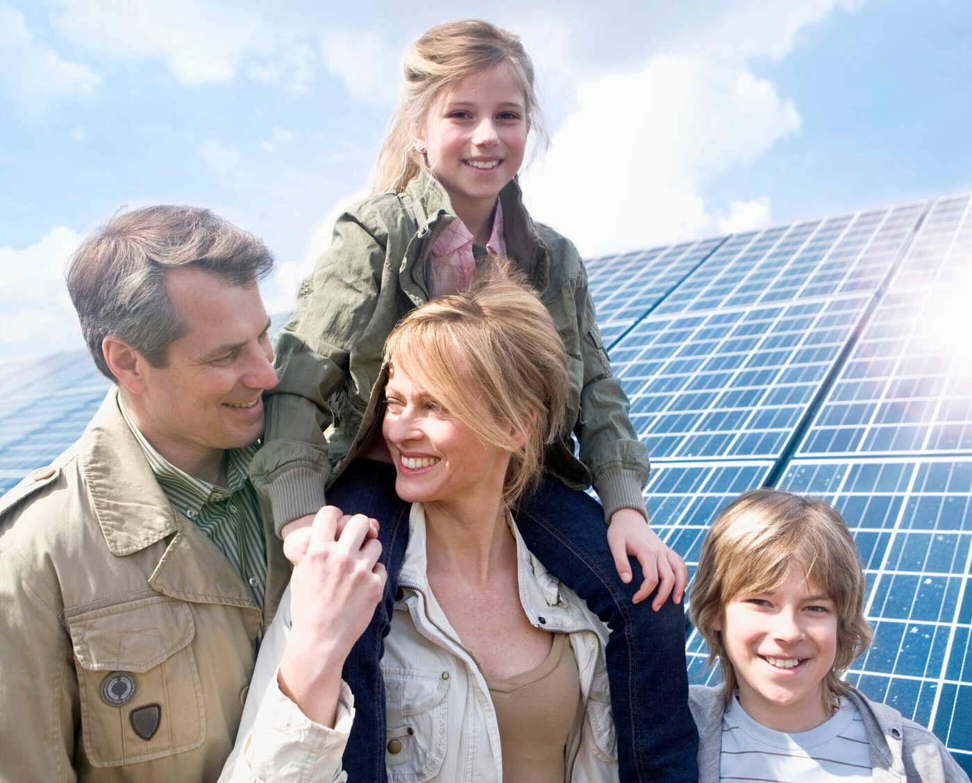 Familie vor einer Photovoltaikanlage