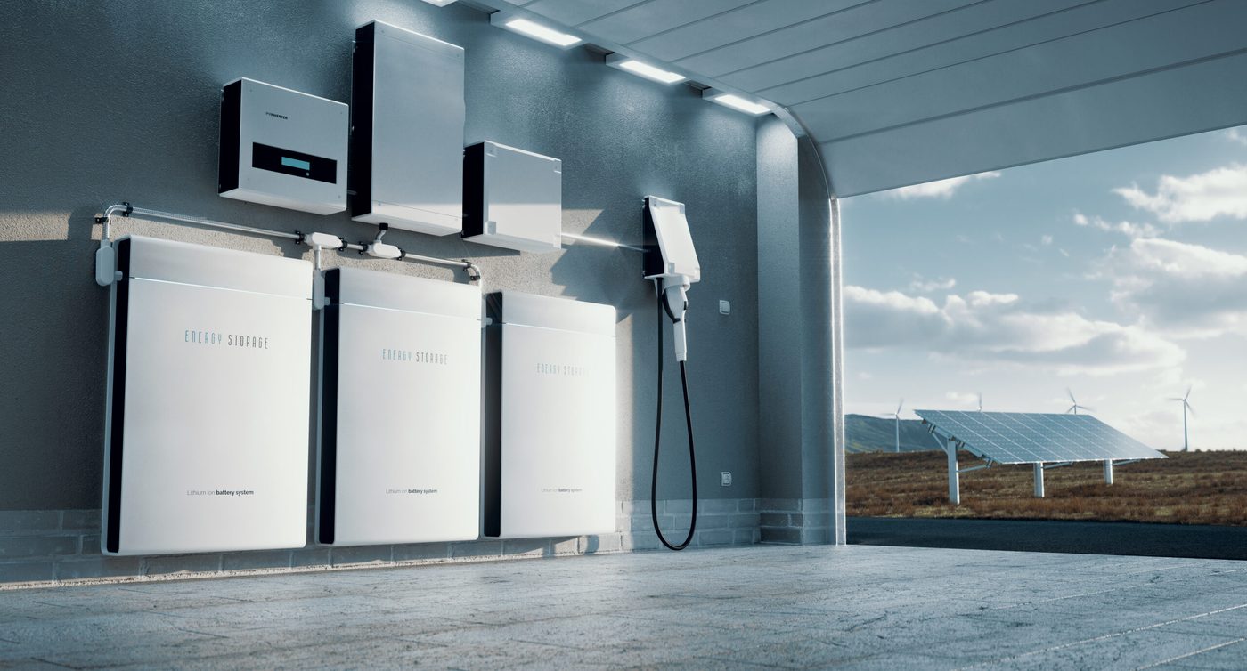 Batteriespeicher-Schränke und Wallbox in einer Garage